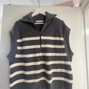 Zara tröja - I fint skick! Endast använd fåtal gånger! Jättefin men har tyvärr tröttnat! Strl S! 