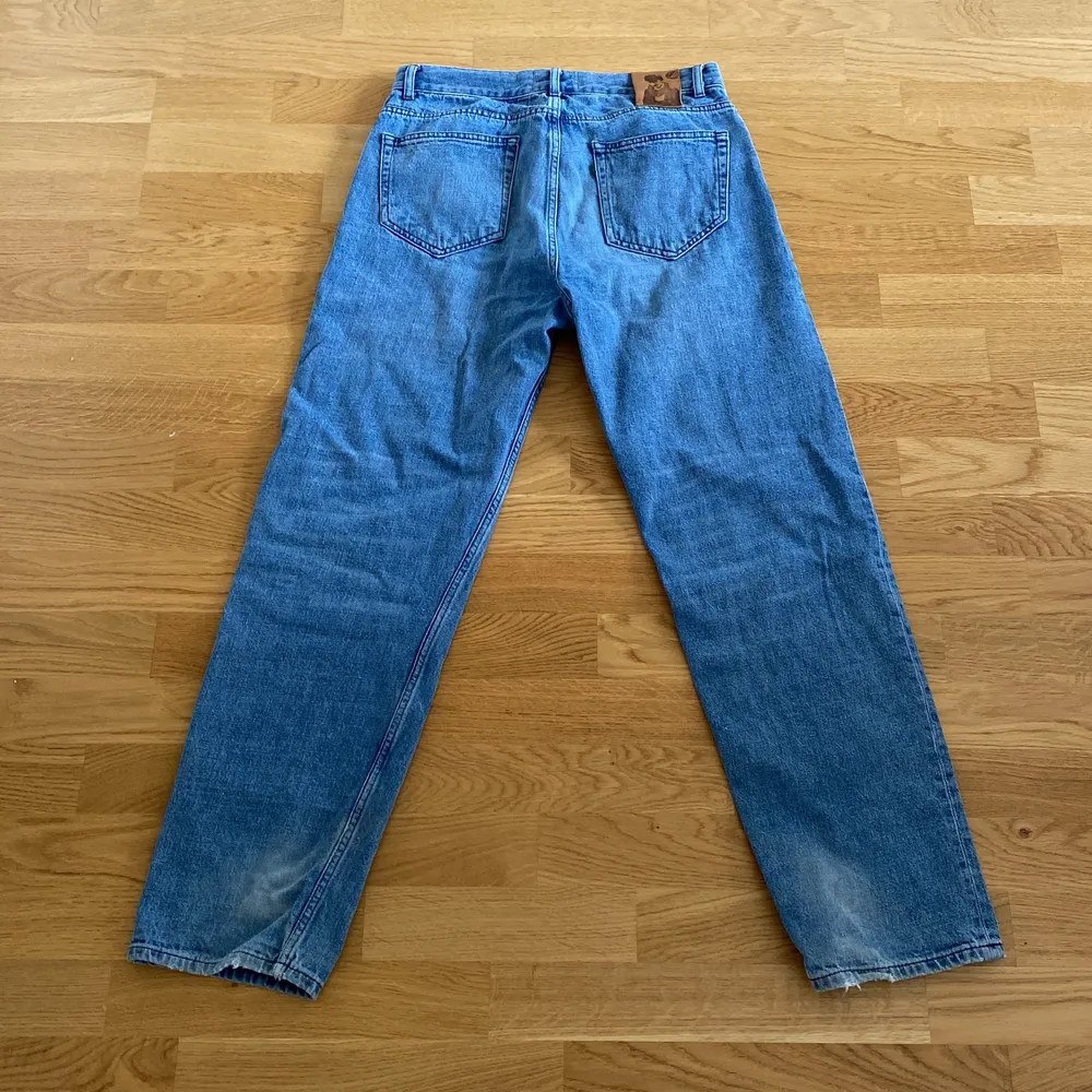 Ett par velour jeans som är ganska baggy. Storleken är 31. Skriv ifall du har mer frågor!. Jeans & Byxor.