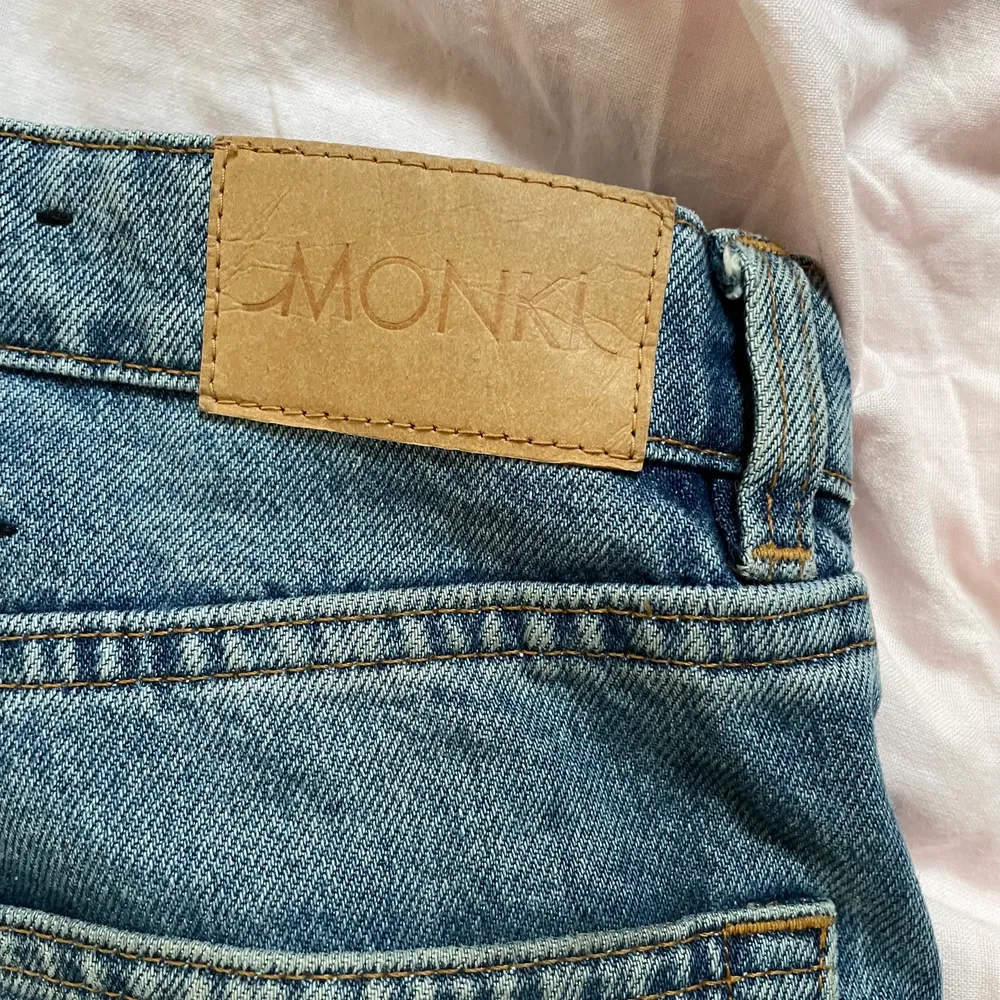 Säljer mina monki i storlek 26 modell wide, säljer då de inte kommer till användning Som nya 💖💖. Jeans & Byxor.