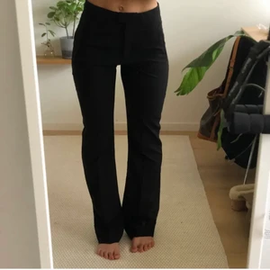 Kostymbyxor - Säljer dessa lågmidjade kostymbyxorna då dom tyvärr var för stora för mig:( Aldrig använda så i jättefint skick!💓 Lånad bild, köparen står för frakt☺️Den som swishar först får dom!