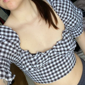 Rutig topp från H&M - Rutig topp från H&M med puffärmar. Superfin inköpt förra sommaren, tyvärr blivit för liten för mig. Nyskick! 🖤🤍 passar en 36a också då den är liten i storlek. 