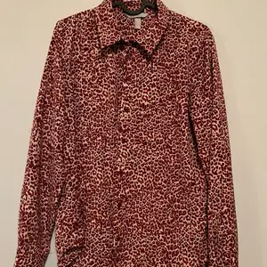 Röd leopardmönstrad skjorta