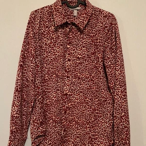 Skjorta - Röd leopardmönstrad skjorta