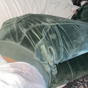 Gröna juicy - Säljer mina älskade gröna juicy, sätter budgivning och lägger man ett bud så lägger man och ska man kunna köpa för det priset.  Inga defekter💞 sitter som en S men är i storlek M