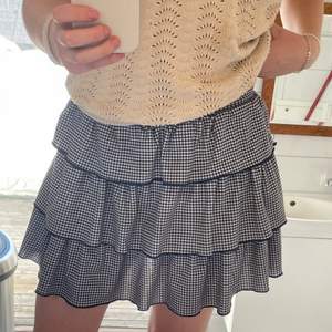 Säljer min fina Zara kjol som är slutsåld. Super fint skick och perfekt till sommaren! Kontakta för intresse, mer info eller fler bilder💕