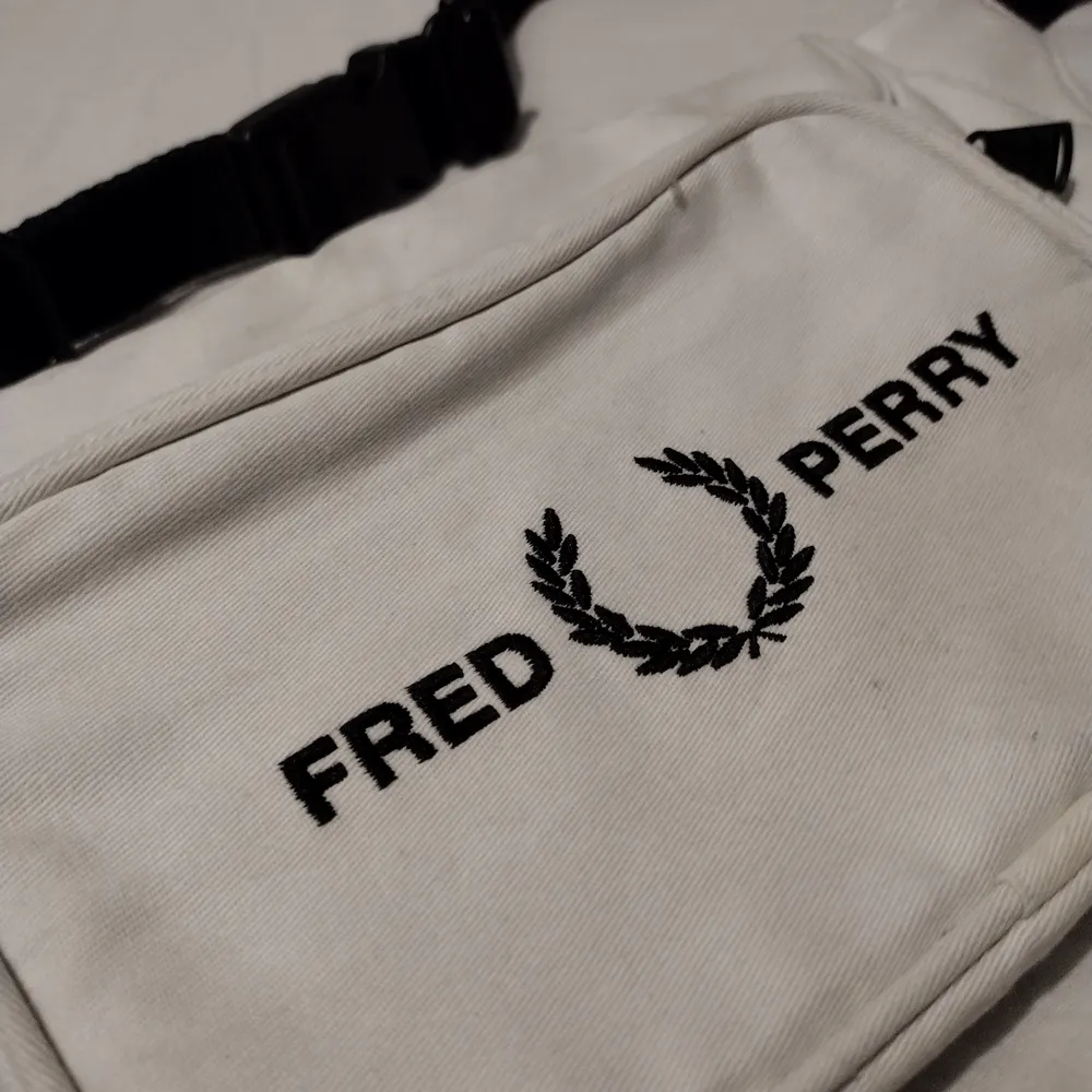 Fred Perry Mens Graphic Waist Bag . Embroidered branding. 100% polyester. Zip fastening main compartment and front pocket. Adjustable strap with clip. Size: 36x16x8cm approx.. Väskor.