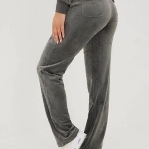 Juicy couture  - Säljer dessa jätte fina mörkgrå juicy couture byxor åt min kompis som inte använder dem så mycket. Känns som nya. Sitter perfekt på henne som är cirka 165. Köp direkt för 900 + frakt.