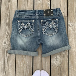 Missme shorts - Säljer dessa underbara och sällsynta miss me shortsen!! Älskar tvätten och slitningarna där fram, jättefint skick🤩 Går ju att klippa/ vika upp för att få de kortare. Skriv för fler bilder! Budgivning vid mycket intresse. Midjemått: 74cm