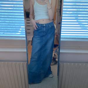 Lång jeanskjol med slits från VM jeans. Köpt tidigt 2000-tal så vet ej nypris. För stor för mog därav passformen. Stl 36/38🌟