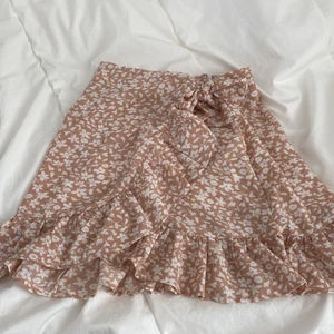 Blommig kjol strl xs - Säljer denna söta kjol från SHEIN i strl xs. Superbra skick! Änvänd fåtal gånger. Säljer för 40kr + frakt (köpt för 139)⭐️🌺