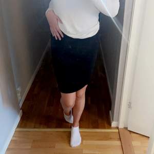 Svart lite längre tajt kjol. Använd fåtal gånger men är som ny.Säljer för 50kr+frakt, storlek S, fina i Borås,osäker på vad frakten ligger på men ska kolla upp de 😊