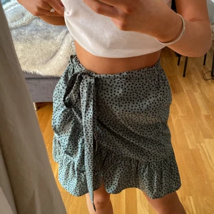 Blommig sommar kjol! - Kjolen är i storlek S och är som ny! Nypris ca 399kr men säljer för 200 eller 100kr! 🤍