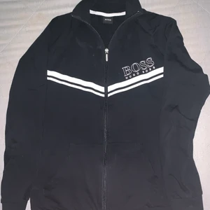 Hugo Boss tröja  - Säljer en Hugo boss tröja S storlek använd bara två gånger köpte för 1699 säljer den för 500