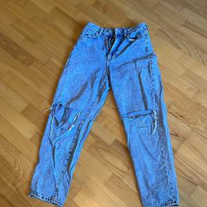 Ett par jeans storlek 36 med 2 hål i sig. Frakt ingår