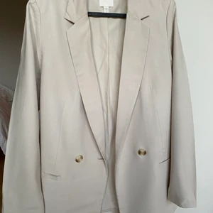 Oversized Blazer - Oversized blazer med axelvaddar i en blek beige nyans. Från H&M i stl. 36. Använd ett fåtal gånger.