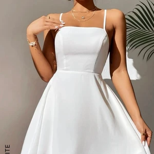 Shein vit klänning  - Hej! Säljer denna oanvända vita klänning från shein. Passade tyvärr inte mig och därför säljer jag vidare. Passar både M & S då banden i bak är justerbara! Skriv privat vid fler frågor💕 köparen står för frakten 