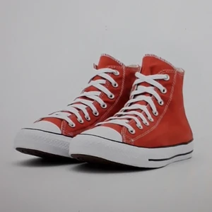 Orange converse all star  - En riktig converse all star, köpte för 800kr men säljer för att den inte kommer till användning. Använt den två gånger men kunde inte ha de för de var för stora. Kan tvättas innan köp om köparen vill. Köparen står för frakt och mer bild skickas priv. ❤