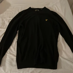 Lyle and Scott tröja - Inköpt: 799kr Storlek är M men materialet är väldigt stretchigt och går att matcha till många kroppstyper.