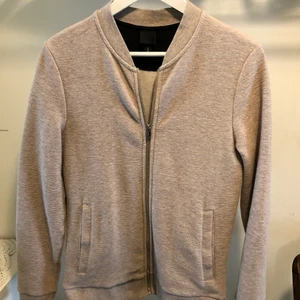 H&M kofta  - Säljer min gamla H&M kofta då den har blivit liten för mig. Den är i bra skick inte nån fläck osv. Den är xs men passar som S. Hör av er om nie intresserade. 