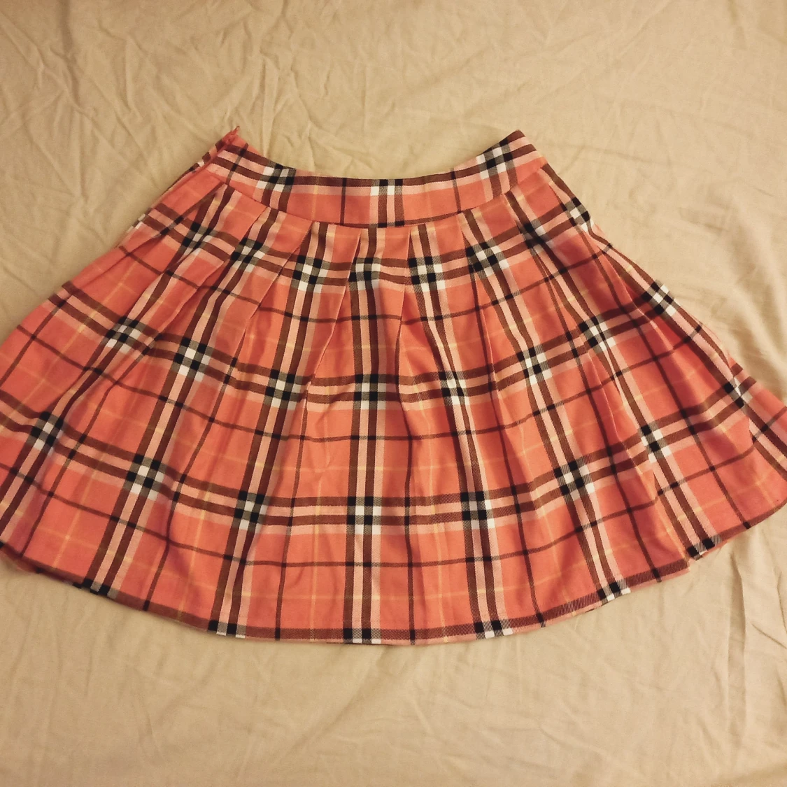 Rosa, vit och svart-rutig kjol