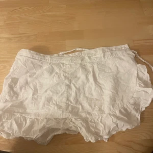 Vit kjol från Nelly  - Vit sommar kjol från Nelly 