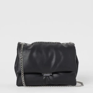 Väska - skit fin svart väska som är andvänd max 2 gånger. Köpte för 300kr o säljer för 160+frakt. Frakten beror på om du vill ha spårbart eller inte