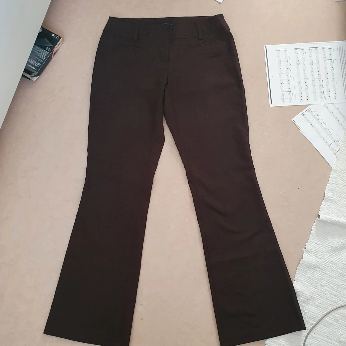 Bruna lågmidjade byxor strl 36 - 90