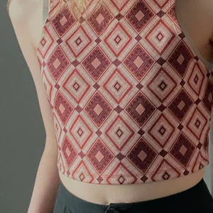 Topp - En ascool topp med snyggt mönster som sällan är använd och i bra kvalitet. Jag använde den till vardags men den har ett tränings-liknande material💕 Perfekt till sommarn🥵