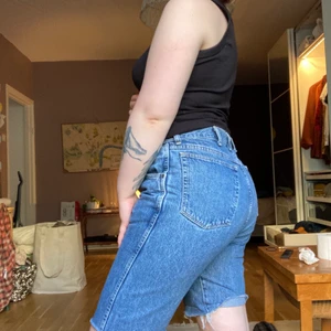 Avklippta Wrangler-jeans strl 36 waist - Wrangler-jeans, köpta secondhand och avklippta till shorts av mig. Detta är inte perfekt gjort så man kanske får ta nån cm till om man vill ha det jämnt. Strl 36 waist, lite mörkare blå färg, och mkt fint skick. Möts i GBG eller köpare betalar frakt! 🥰