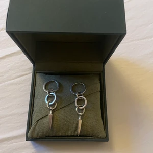 Maria nilsdotter örhängen - Jätte fina örhängen från Maria nilsdotter! Kostar 4590 som ny pris för båda, alltså 2295kr st nya! Jag säljer båda för 3500❤️ Byter inte!!. 1 örhänge 1700kr