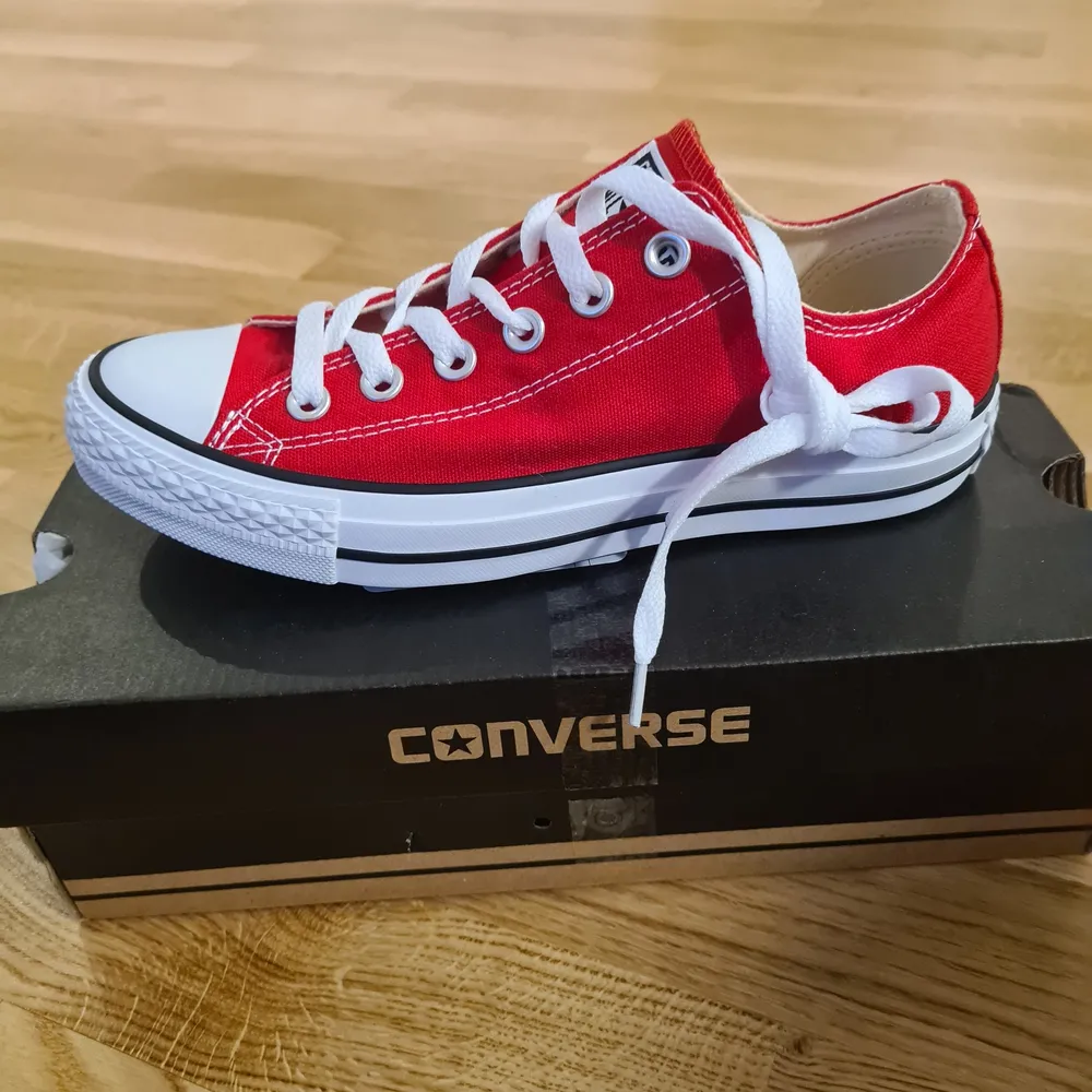 Convers skor i färgen röd. Skor.