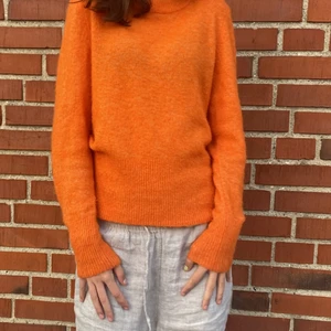 Stickad tröja - Säljer denna jätte fina orangea tröja från h&m , väl använd men inget som syns💞