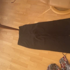 Låg midjas kostymbyxor - Snygga lågmidjade kostymbyxor ifrån hm. Använda varsamt