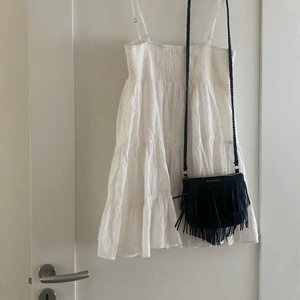 Väska - En fin, somrig väska köpt här på plick. Ny skick och lagom storlek. Säljer diräk för 50kr annars buda privat.