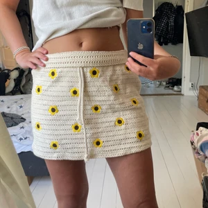 Kjol - Säljer denna virkade kjolen från zara! Strl M men passar även S💕