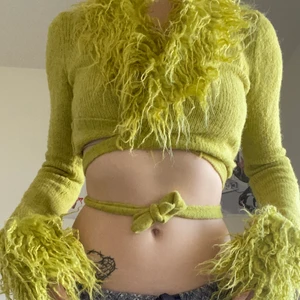 sexy varm grön tröja - säljer pga inte min färg. den är i storlek M men passar också brå som S