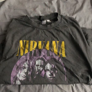 Oversize t-shirt - Säljer den här lite oversize tröjan med nirvana tryck på:) inte användt mycket. Passar som också som XL/L köparen står för frakten 💗