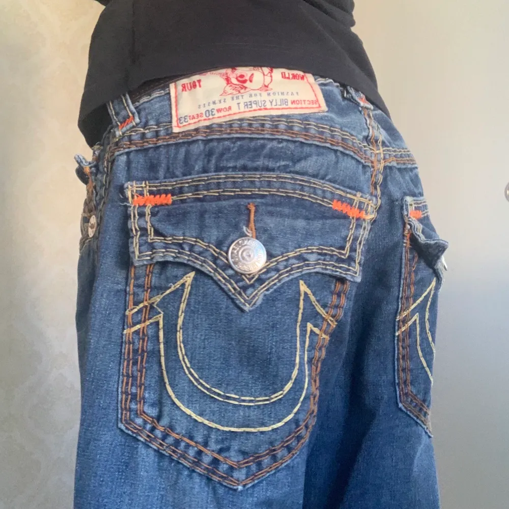 AS snygga True Religion jeans! perfekta baggy och lowwaist passformen! midjemått 39cm ( mätt rakt över ). innerbenslängd 76cm. ytterbenslängd 102cm. jag är 164cm. Bud är bindande. Kontakta mig om du lägger bud💗. Jeans & Byxor.