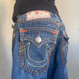 AS snygga True Religion jeans! perfekta baggy och lowwaist passformen! midjemått 39cm ( mätt rakt över ). innerbenslängd 76cm. ytterbenslängd 102cm. jag är 164cm KÖP DIREKT FÖR 600
