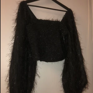 Svart topp - Svart topp med ballong ärmar och skimmer