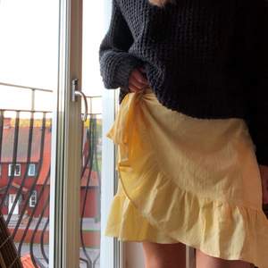 Jätte fin gul kjol, från Vera Moda. Fint skick, nästan inget använd. Storlek S men är stretchig.😊💛