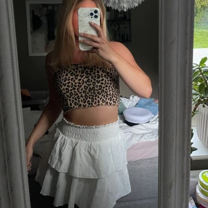 Bandortopp leopard - Säljer denna fina bandortopp i leopard från h&m som är använd ett fåtal gånger. 50kr stl 34🤎🤎🤎