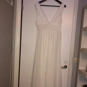 Vit balklänning - Vit superfin balklänning med slits, kommer tyvärr inte till användning, endast provad