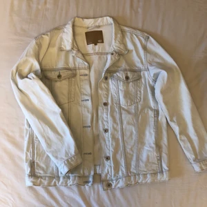 Jeansjacka - Jeansjacka i väldigt ljus blå med synligamörkbeiga sömmar, storlek L så perfekt oversize om man är en s/m, ganska lång i modellen. Använd några gånger och tvättad efter de