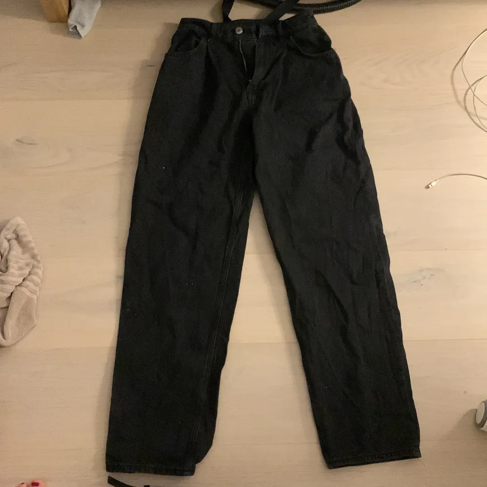 Svarta högmidjade loose fit jeans från H&M. Är för långa på mig som är 153 därför de säljs. Använda några gånger i två veckor och sedan inte mer.. Jeans & Byxor.