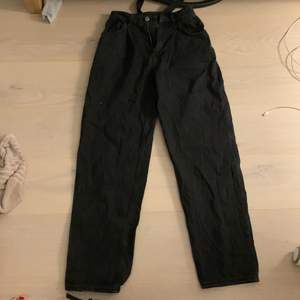 Svarta högmidjade loose fit jeans från H&M. Är för långa på mig som är 153 därför de säljs. Använda några gånger i två veckor och sedan inte mer.