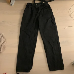 H&M högmidgade jeans - Svarta högmidjade loose fit jeans från H&M. Är för långa på mig som är 153 därför de säljs. Använda några gånger i två veckor och sedan inte mer.