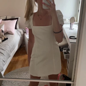 Sommar klännig  - Vit sommarklänning med puffärmar och öppen rygg. Perfekt student eller skolavslutnings klännig. Använd 1 gång. Hör av dig vid intresse. Vid leverans då gäller förskotts betalning och postavgift 