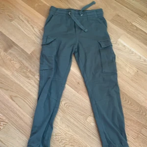  Ett par gröna Jeans/byxor -  De är i fint skick nästan aldrig använda och har väldigt många fickor så snälla köp dom❤️❤️❤️