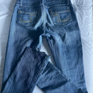 Lågmidjade jeans - Så snygga bak. Raka, völdigt lågmidjade. Passar S/34 🧡